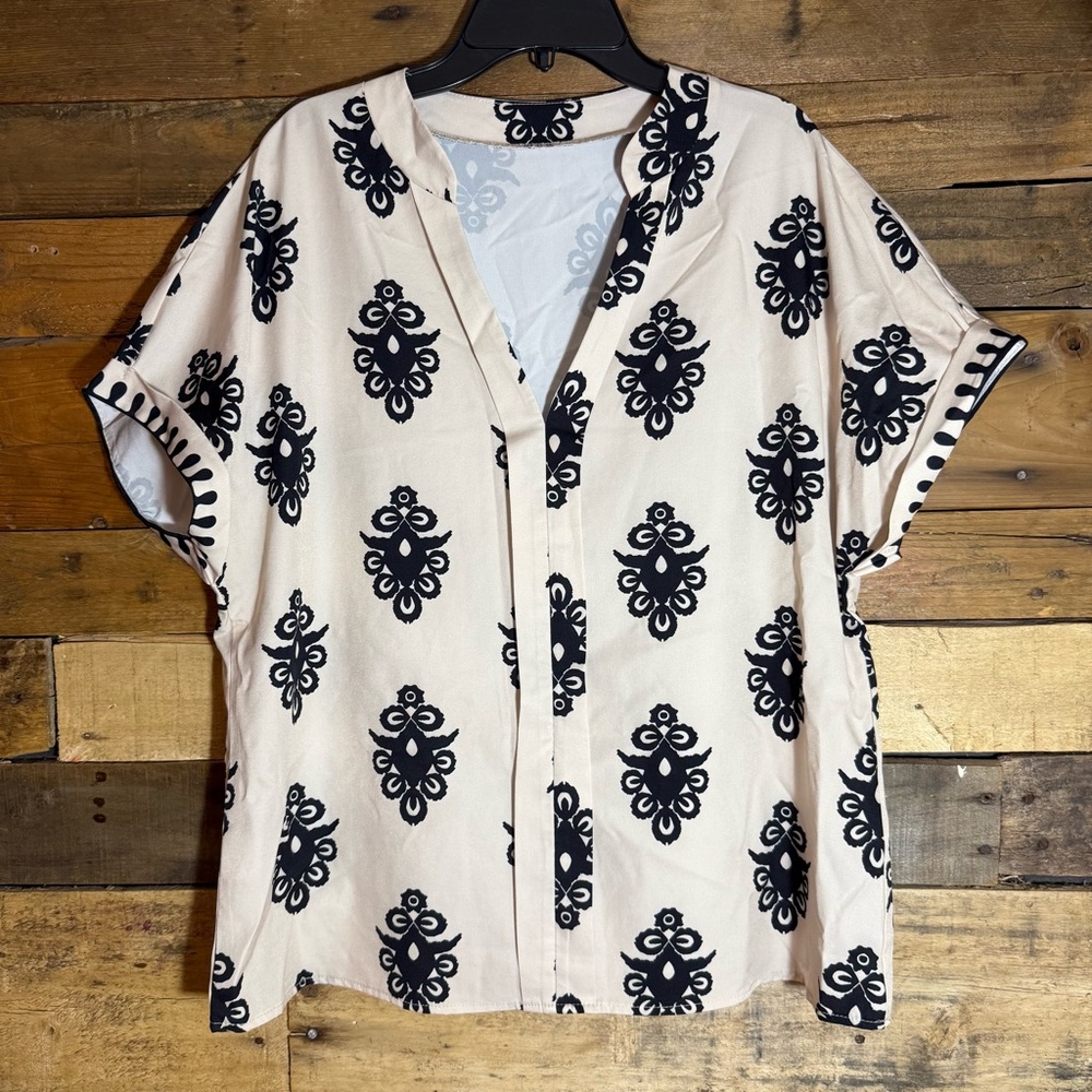 Ladies Geometric Print Black and White/Cream Colored Blouse Size Medium